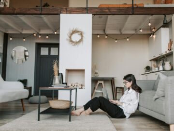 woman sitting on the floor using laptop